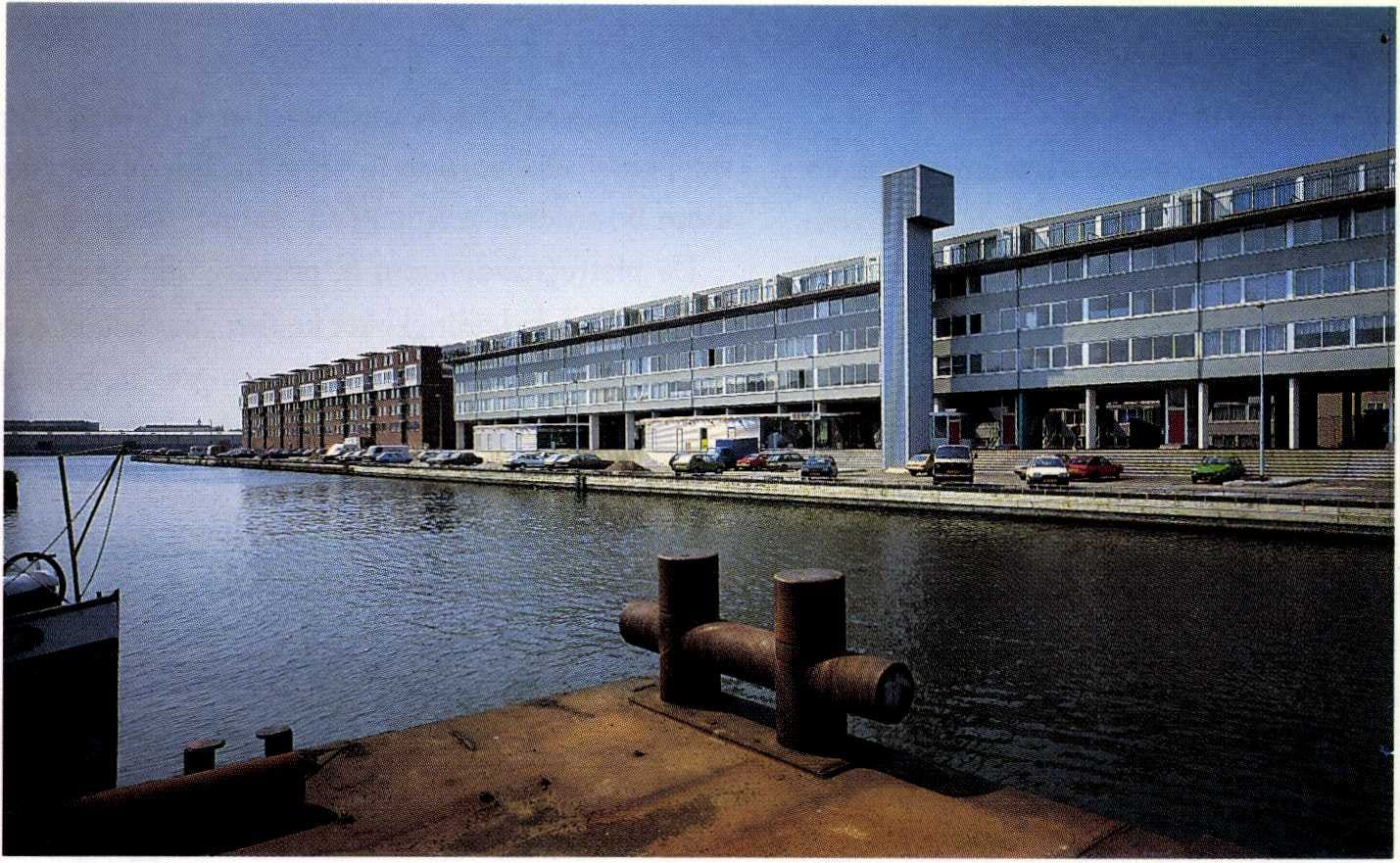 Het lange blok vanaf het water gezien.