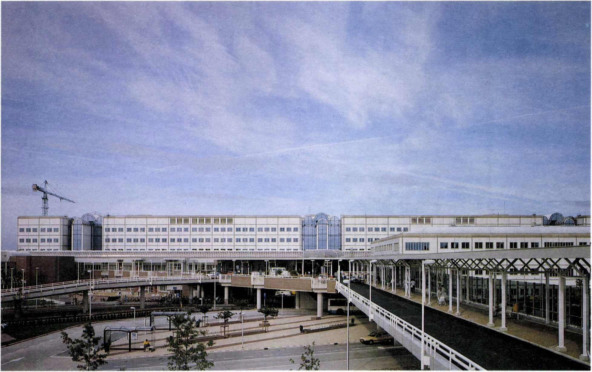 Entreezijde AZU; overzicht vanaf de parkeergarage - Beeld Arthur Blonk