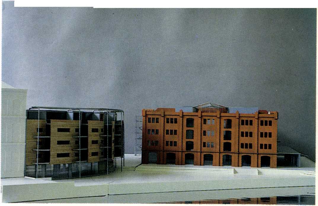 Maquette Entrepotdok met festivalmarkt en op de voorgrond de afronding van het woonblok, ontworpen door Cepezed.