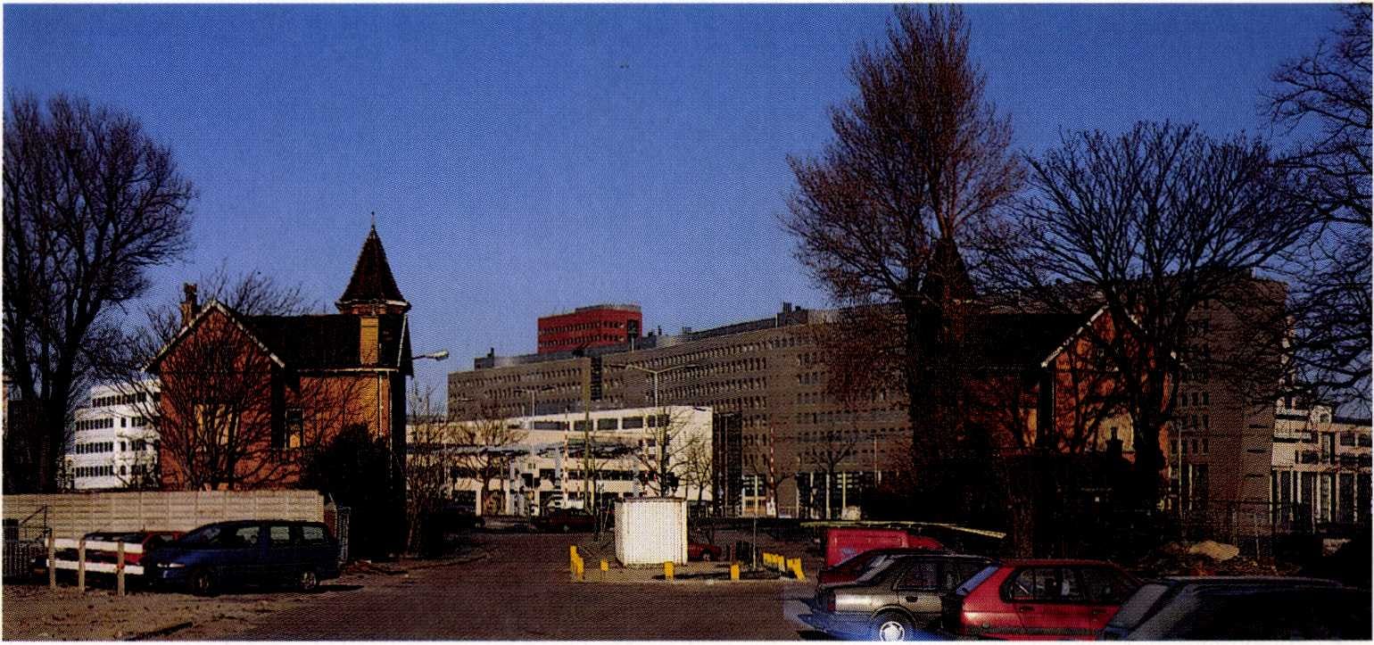 Gezicht op de Hogeschool vanuit het
Slachthuisterrein.