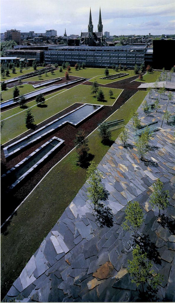 Tuin Interpolis in Tilburg door Adriaan Geuze