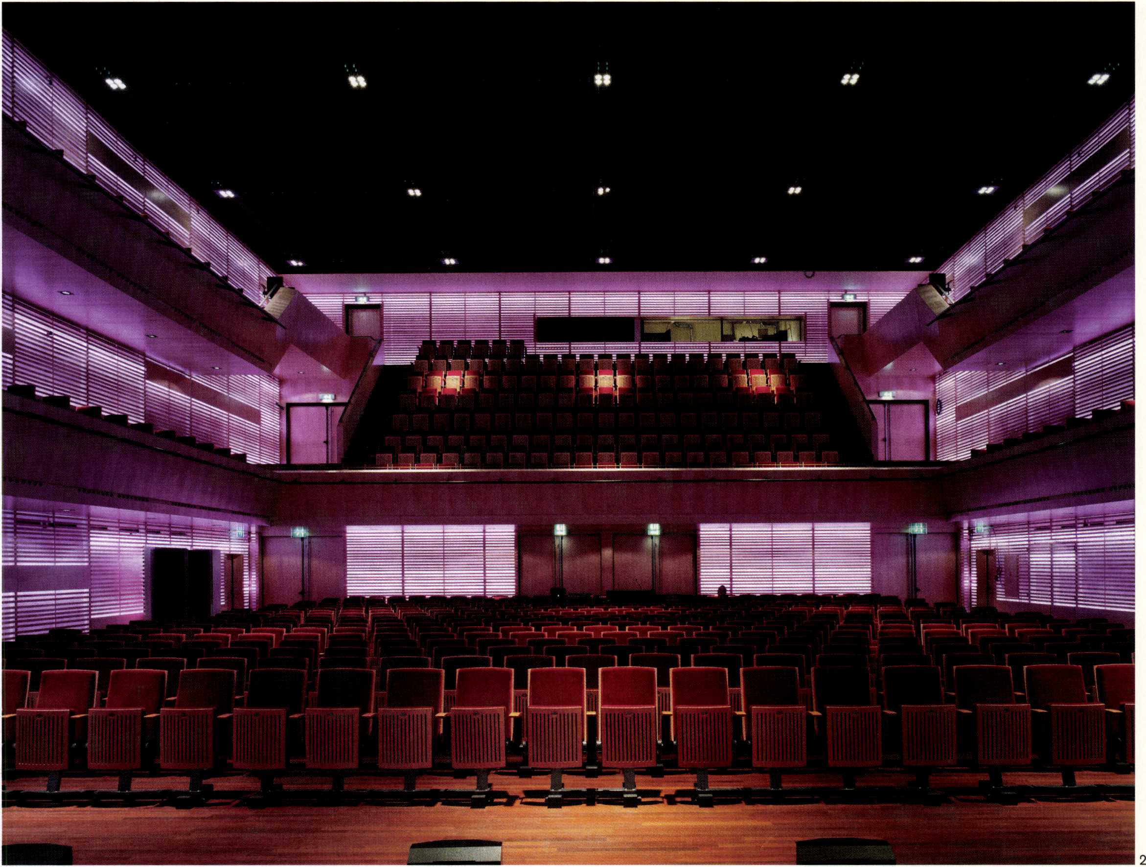 Het Muziekgebouw / Bimhuis ligt aan de kop van de
Oostelijke Handelskade. Beide instituten zijn als
afzonderlijke delen herkenbaar - Beeld Luuk Kramer