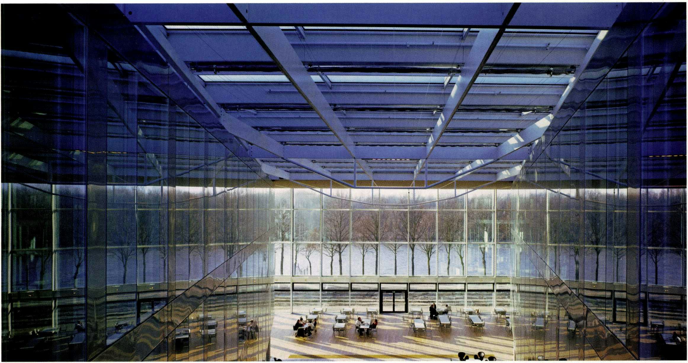 De ruimtes tussen de vleugels zijn overkapt met glas, de punten van de vleugels zijn overbouwd met een serre. Ruimtelijk gaan de serre en de atria in elkaar over - Beeld Jannes Linders