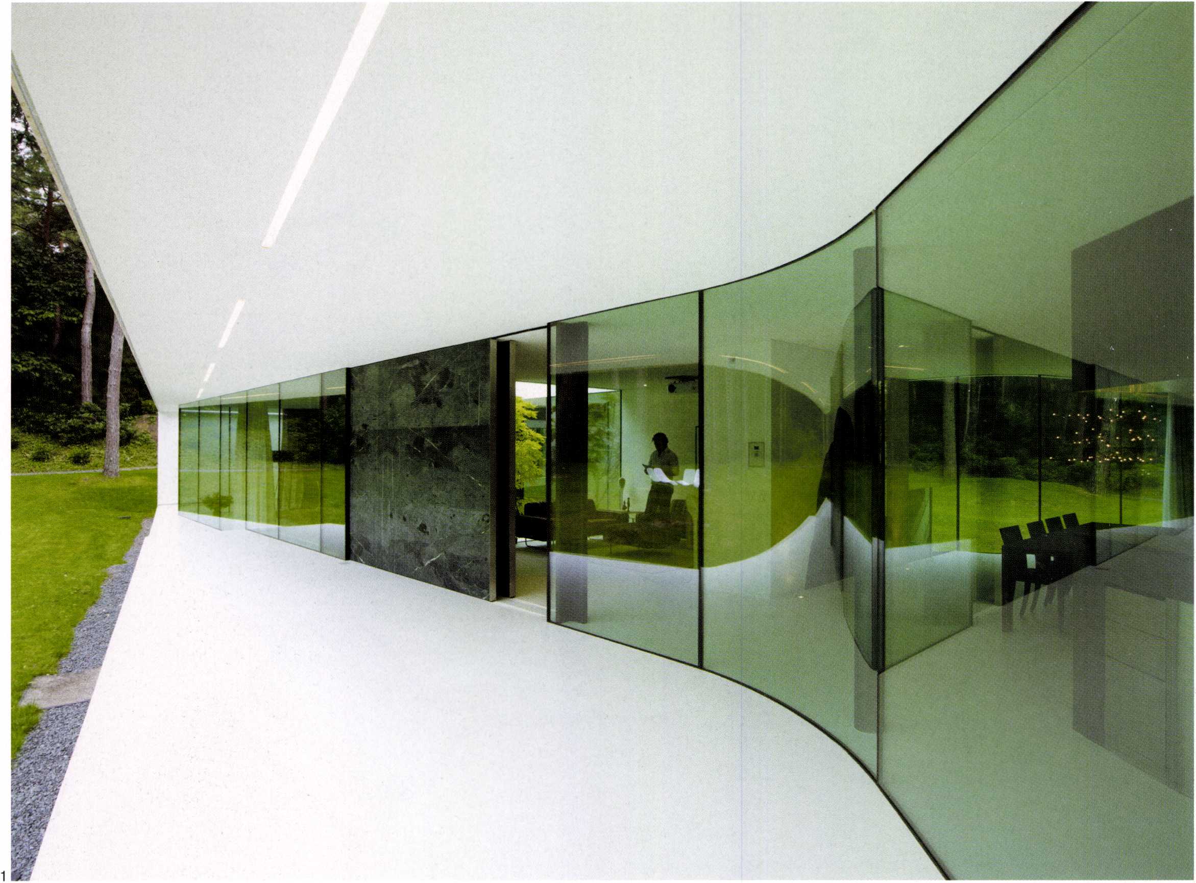 De strakke detaillering van het glas en de subtiele kromming
in de gevel geven het terras een vervreemdende sfeer - Beeld Jeroen Musch