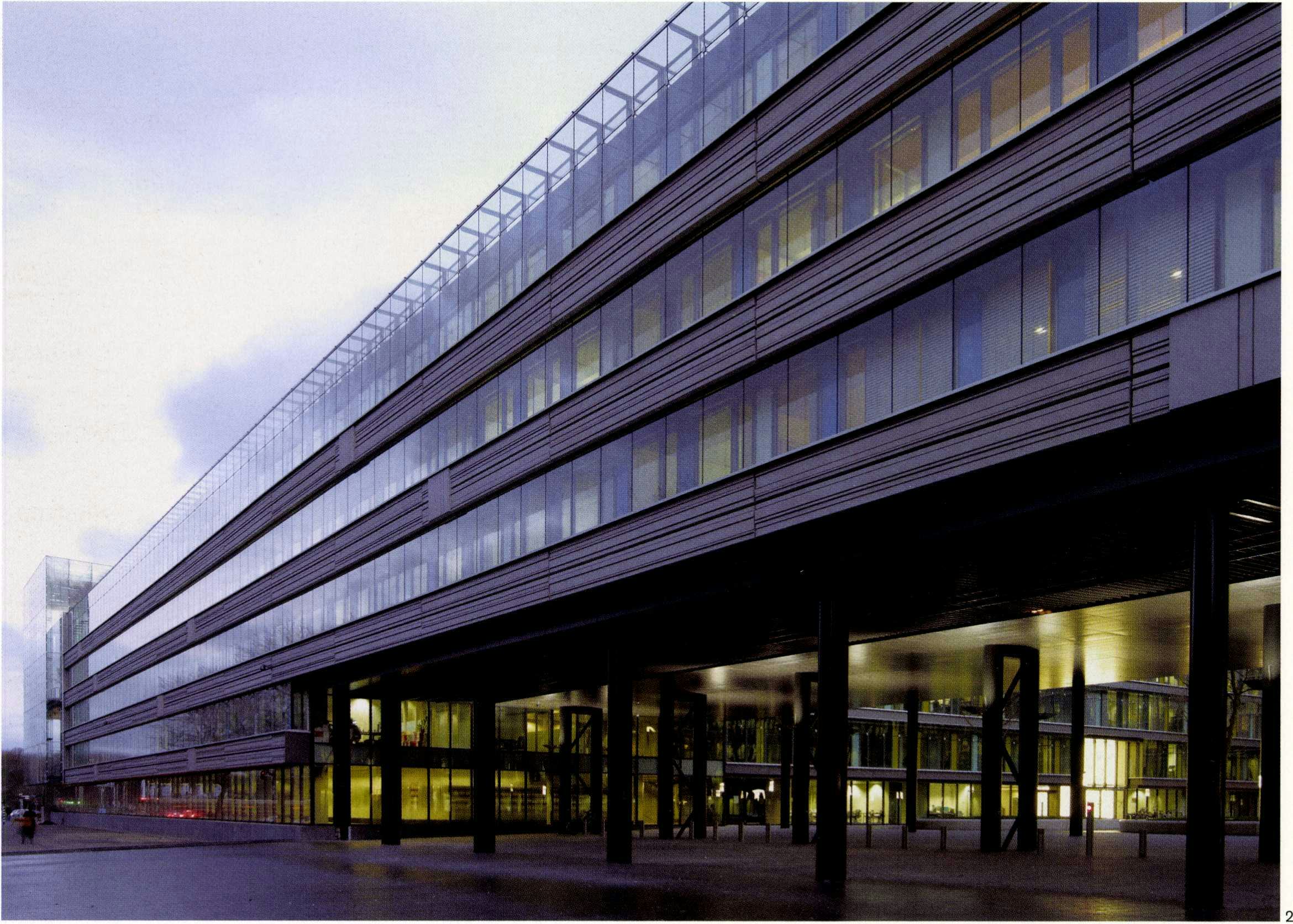 De gevel aan het Korte Voorhout is fors doorbroken, waardoor
de eens private tuin een openbaar hof is geworden - Beeld Jeroen Musch