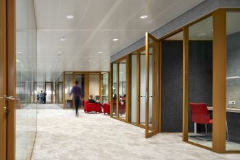 Transparante en gesloten systeemwanden op kantoorverdiepingen |QbiQ IQ Structural 100 & QbiQ IQ PRO Beeld Studio Hans Morren