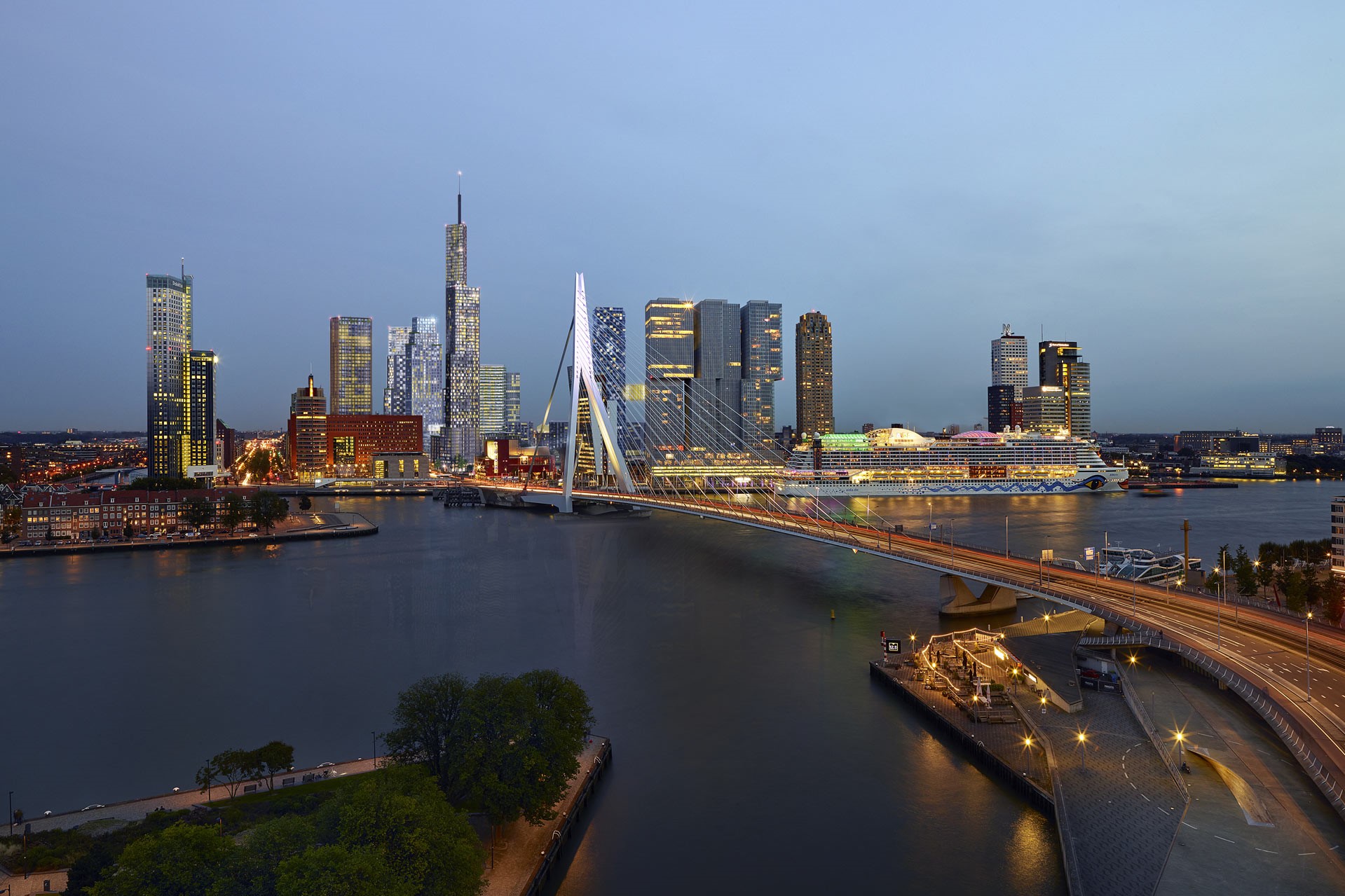 Rijnhaven, gelegen tussen Kopvan Zuid en Wilhelminapier, met op voorgrond Erasmusbrug. Beeld door Barcode Architects