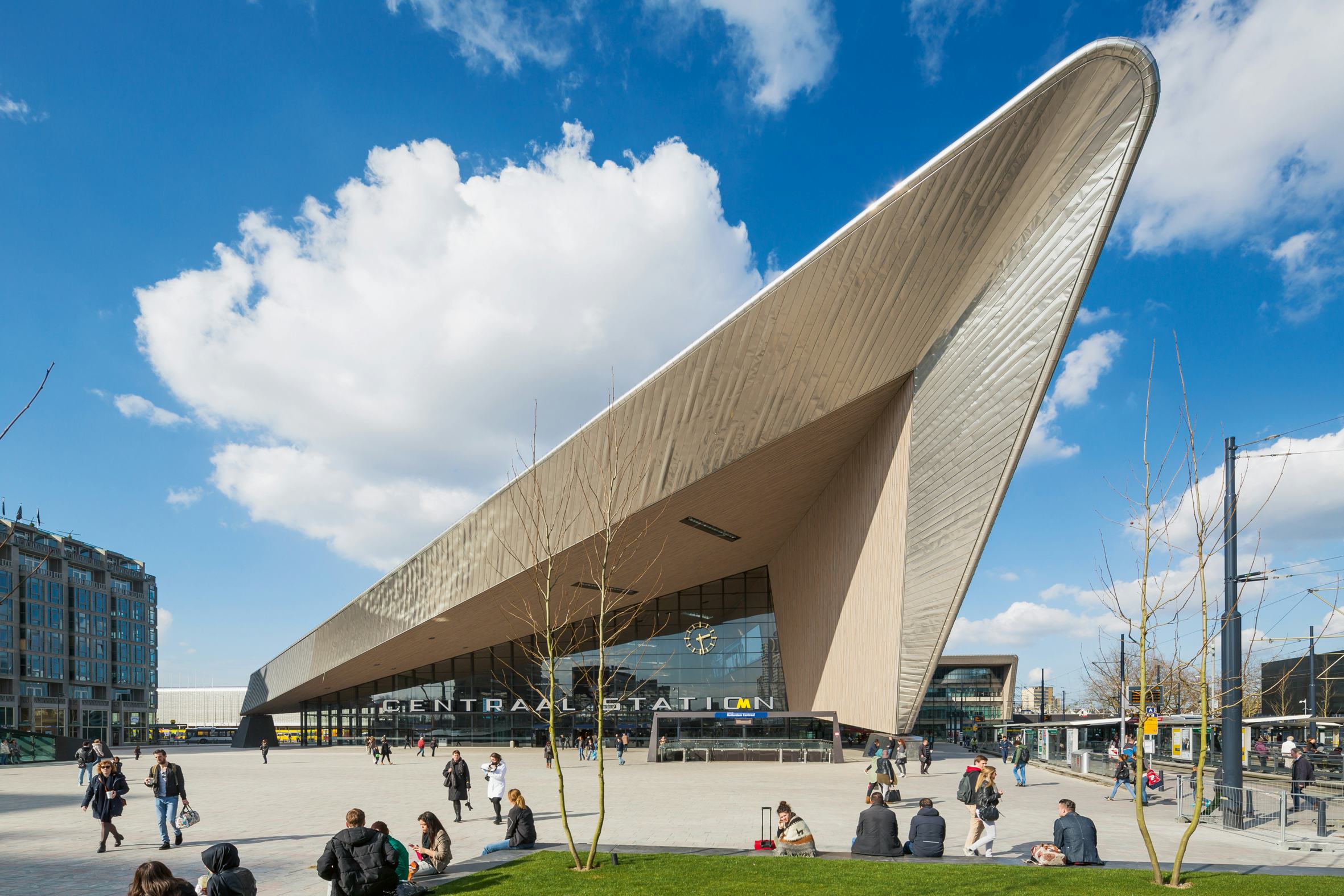 Vanuit het zuiden gezien werkt de stationshal als een trechter voor reizigers - Beeld Jannes Linders