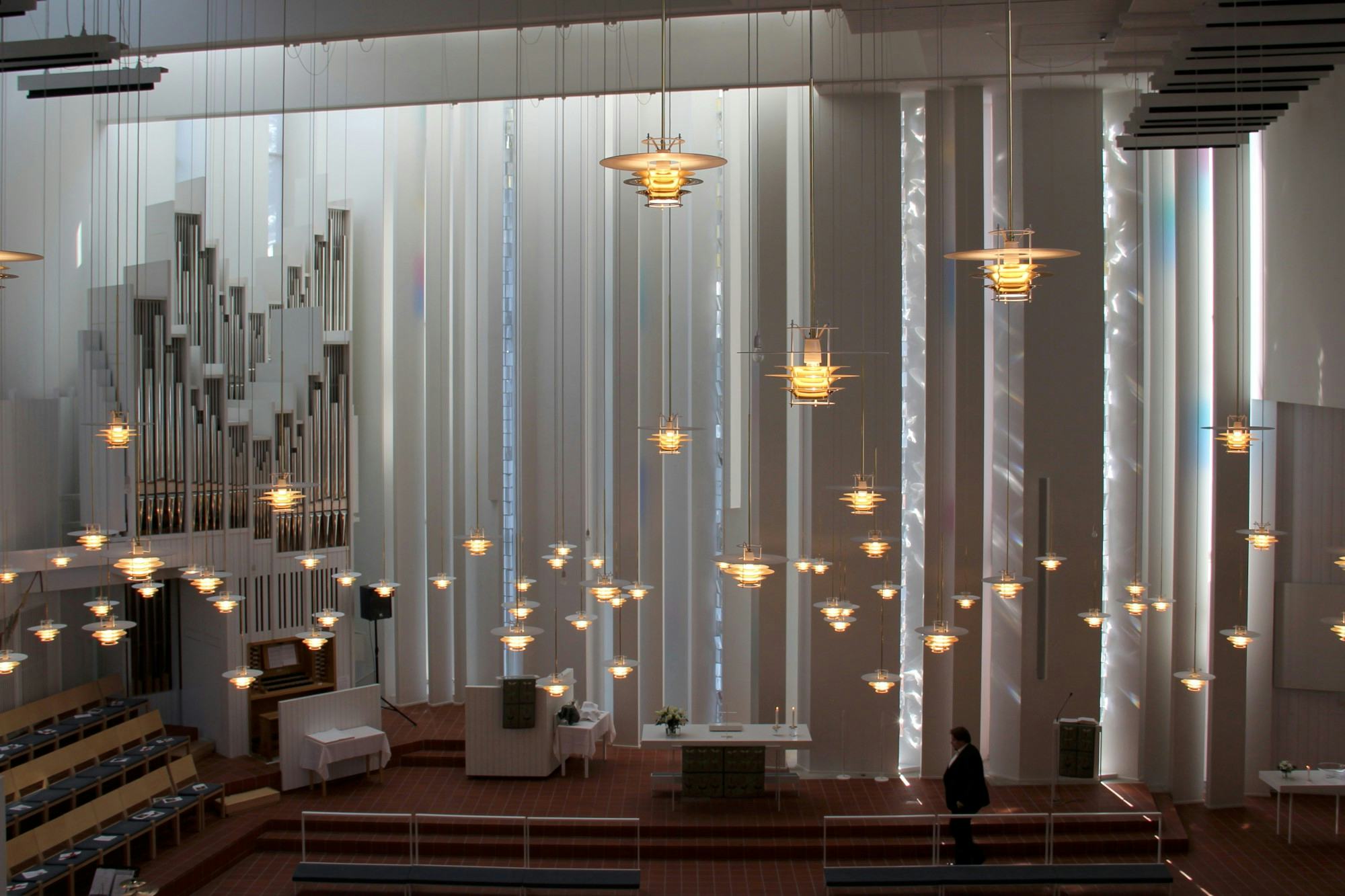 Interieur Hyvän Paimenen Kerk (2002) in Helsinki van Juha Leiviskä 