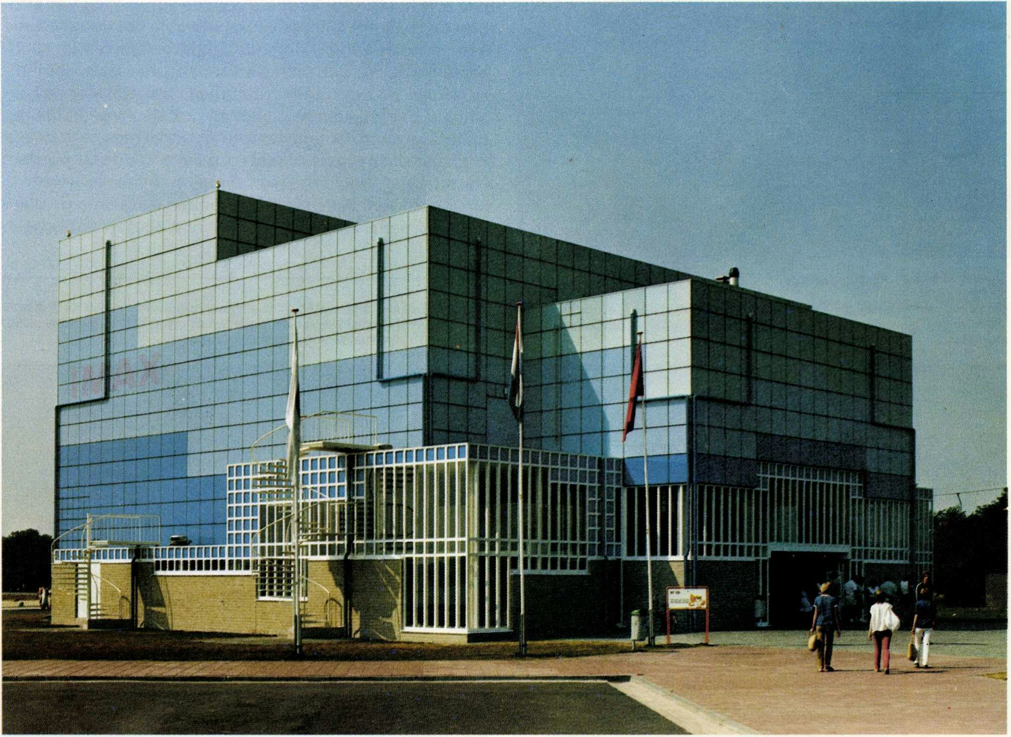 Het omhulsel bestaat uit een grote doos met een trapsgewijze opbouw.
Tegen de achterwand is het scherm van zeventien bij drie-en-twintig meter
geplaatst.