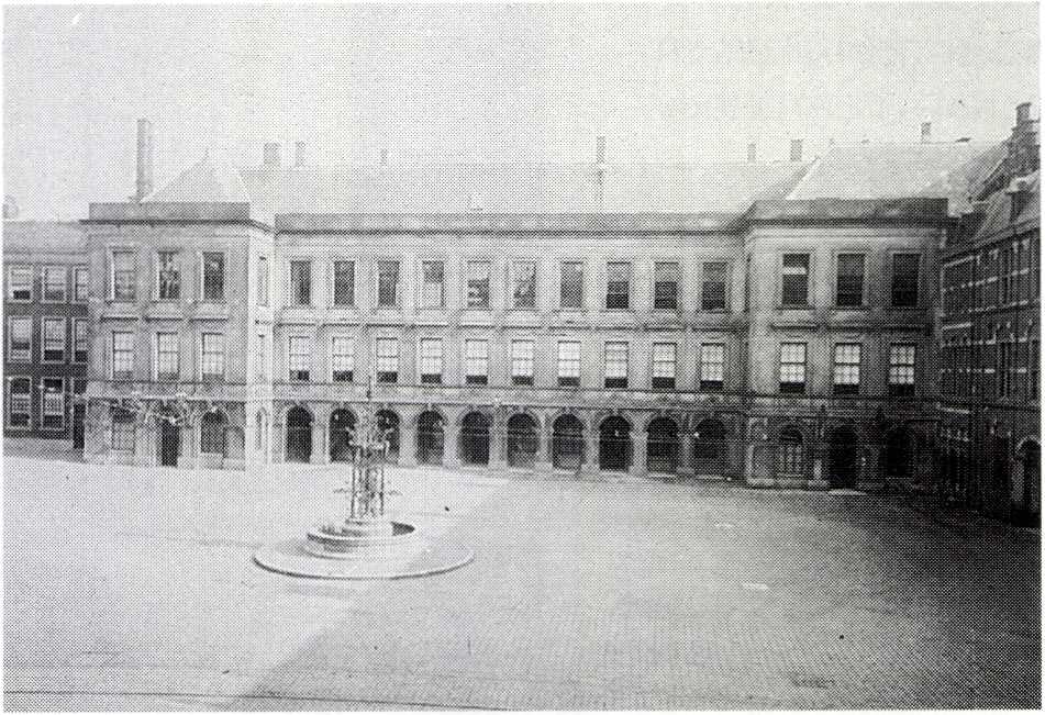In 1796 werden de Haagse Rijksgebouwen
genationaliseerd door de 'Nationale
Vergadering des Bataafsen Volks’, die
de 'Dienst Landsgebouwen’ oprichtte in de 'balzaal’ op het Binnenhof - Collectie Bureau
Rijksbouwmeester