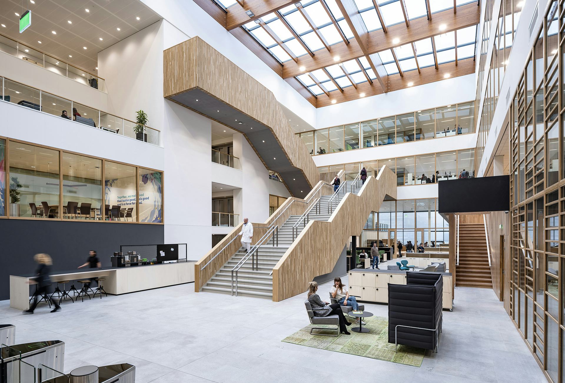 Fotografie: Ossip - Het lichte atrium en brede houten trap verbindt de begane grond met de kantoren en laboratoria van Unilever