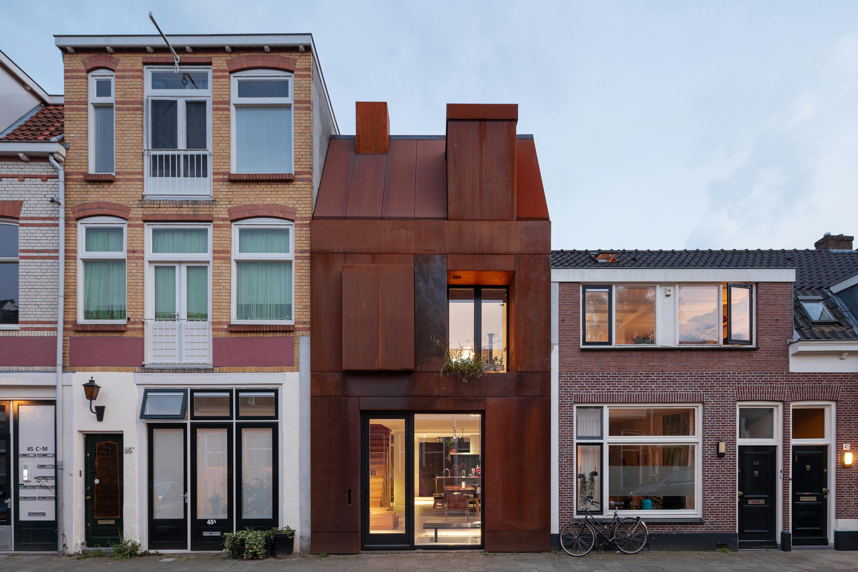 Steel Craft House - avondbeeld vanaf de Bouwstraat - foto: Stijnstijl Fotografie