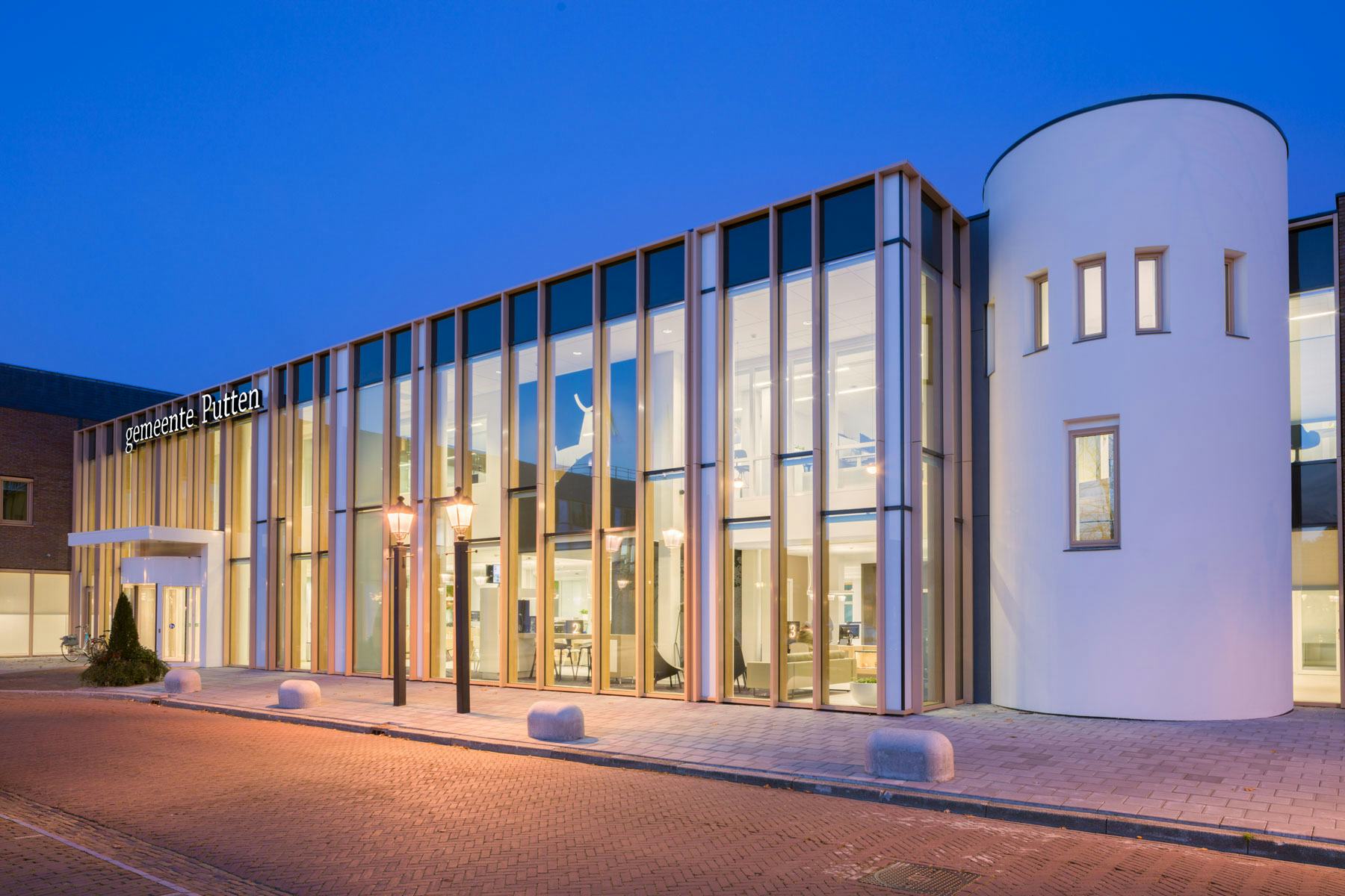 Vernieuwde entreegevel gemeentehuis Putten. Het 'schild' met een negatief van het logo van de gemeente geeft een bijzonder dimensie aan de binnen-buitenbeleving van de ontvangsthal. Beeld Rob van Esch | Architectuurfotograaf
