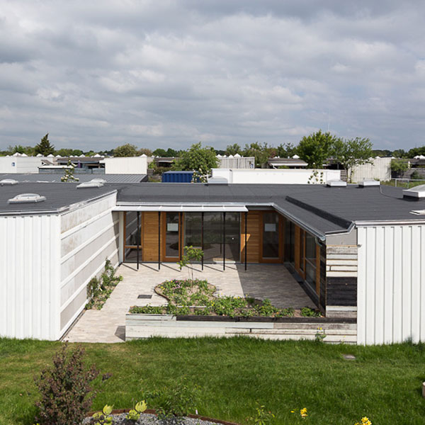 Met de renovatie is ook de toegang vanuit de patio naar de gemeenschappelijke groene ruimte verbeterd. Beeld door Torben Eskerod