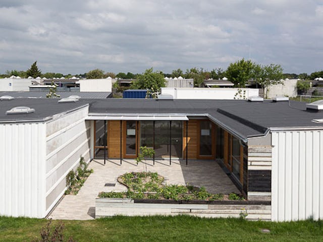 Met de renovatie is ook de toegang vanuit de patio naar de gemeenschappelijke groene ruimte verbeterd. Beeld door Torben Eskerod