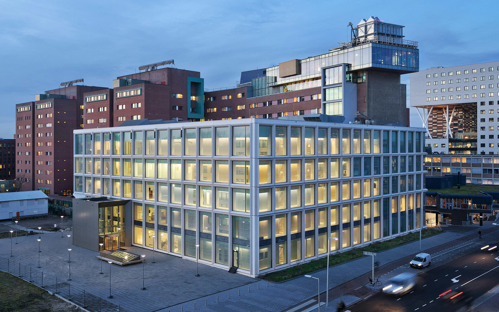 Amsterdam UMC Imaging Center gelegen naast en verbonden met het VUmc ziekenhuis