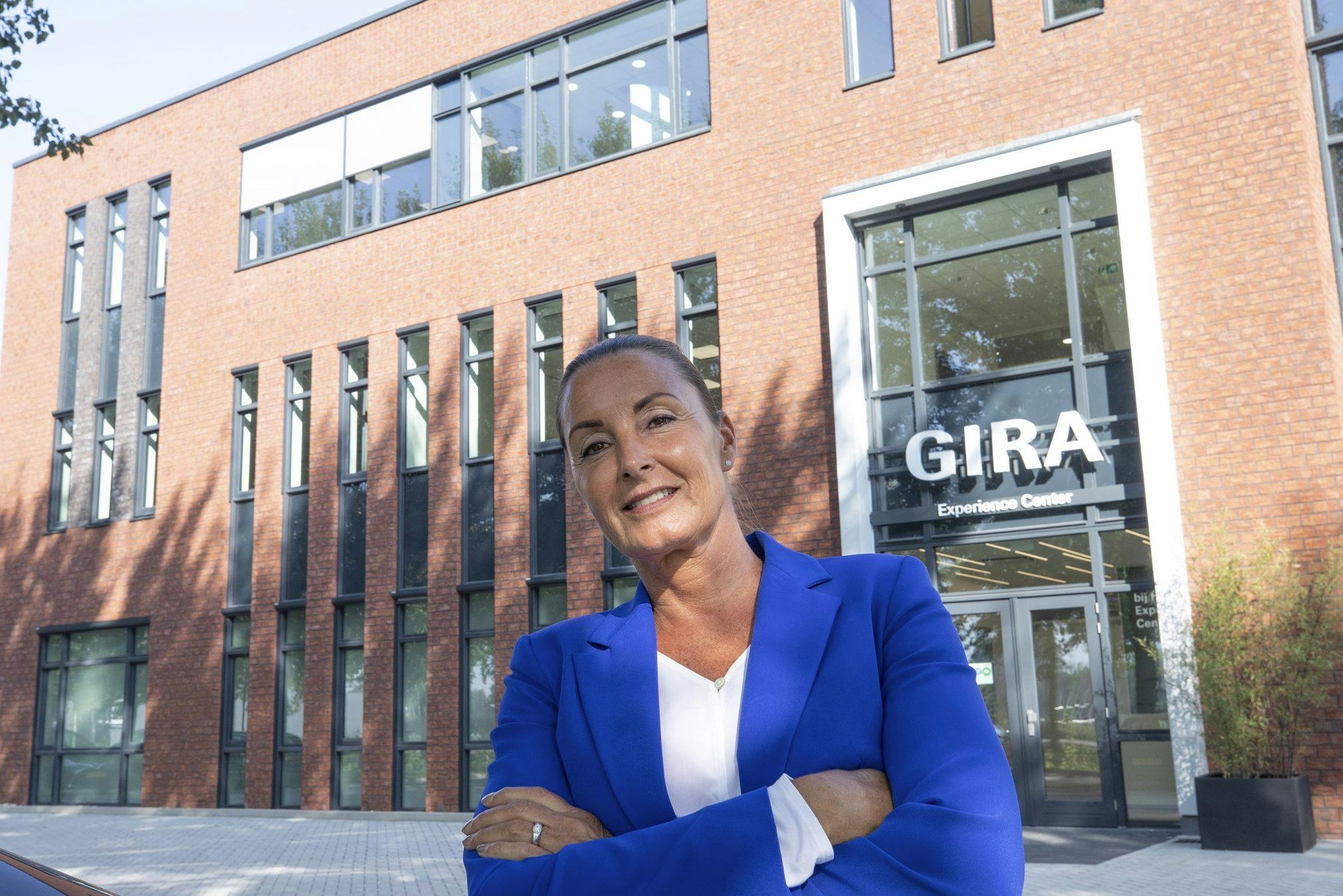 Miranda Hoenjet, key accountmanager projects bij Gira, toont graag het Gira Experience Center in Veenendaal. Foto: Sjef Prins, APA Foto