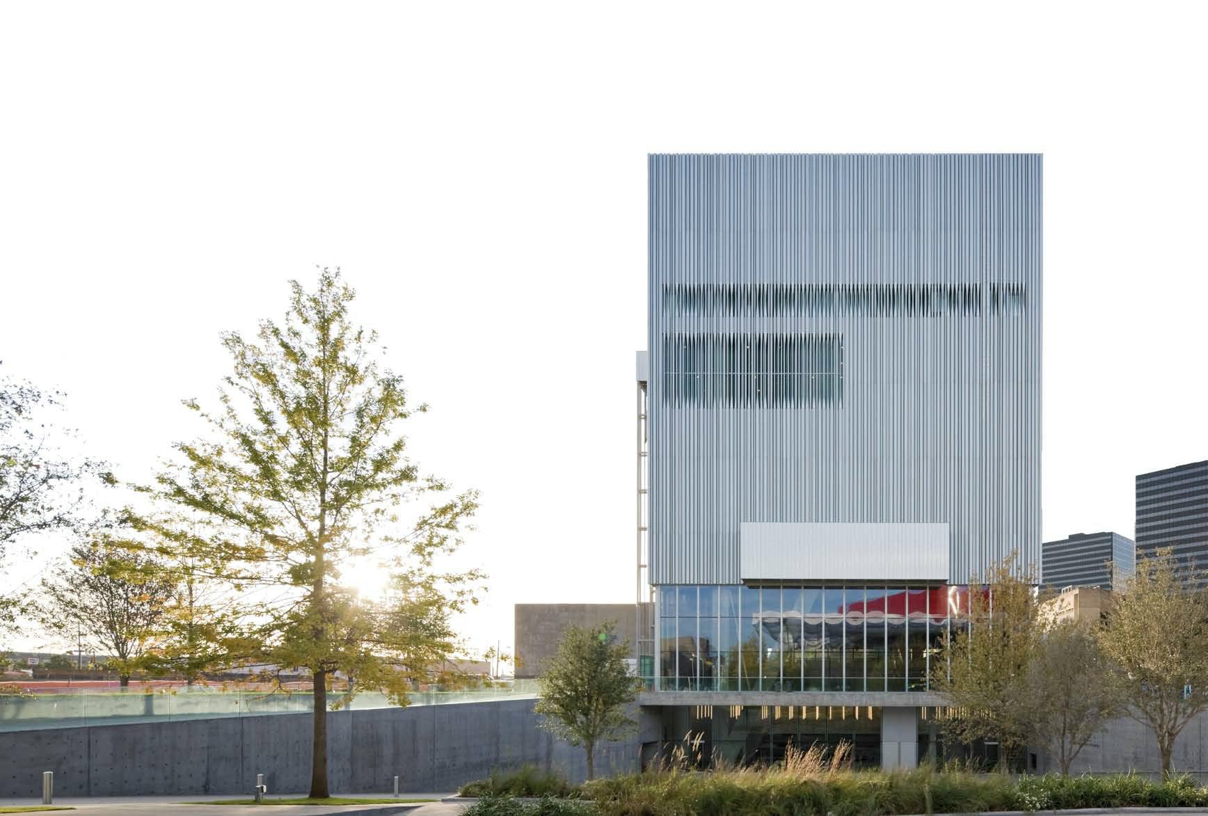 In de glazen gevel van de theaterzaal wordt The Margot en Bill Winspear Opera House gereflecteerd. Beide gebouwen maken onderdeel uit van het Dallas Arts District - Beeld Iwan Baan