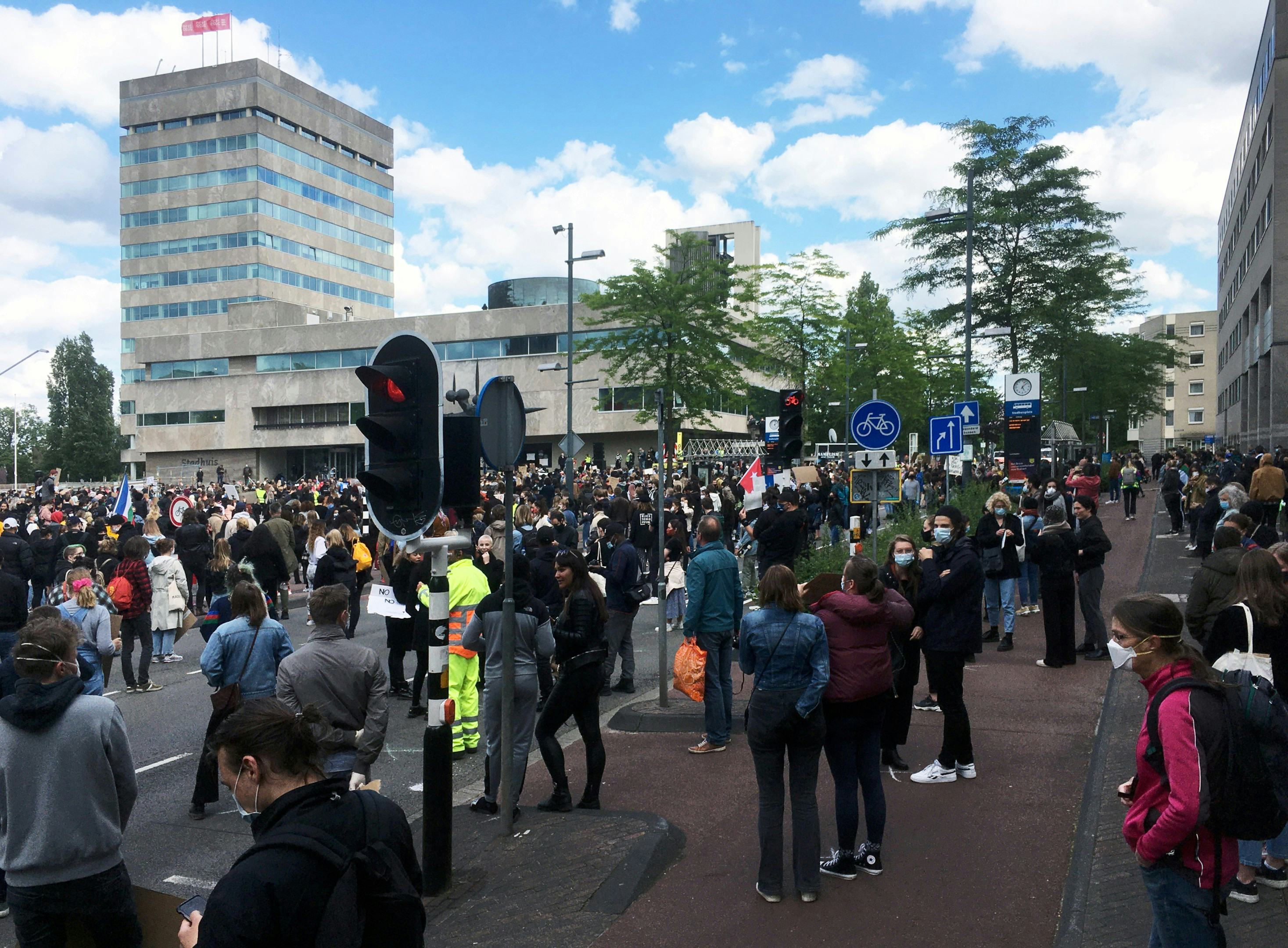 Stadhuisplein in Eindhoven tijdens het Black Lives Matter protest, door de corona maatregelen ontstond er een protest waarbij juist door (de poging tot) het afstand houden een grotere ruimtelijke impact op de stad werd gemaakt. Beeld Jan van Vlerken