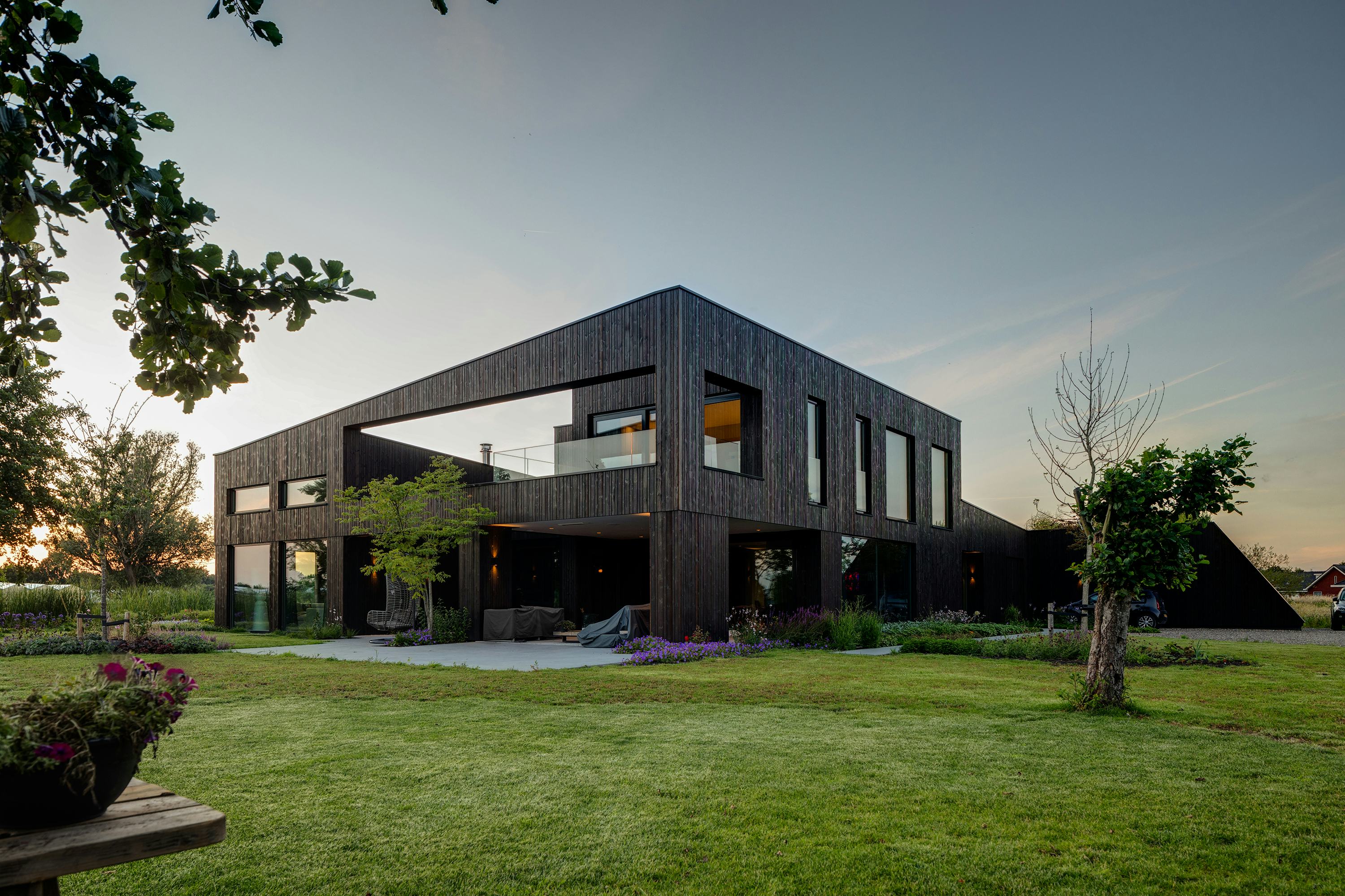 Zuid gevel uitkijkend over het water en polder landschap;  Jurrit van der Waal