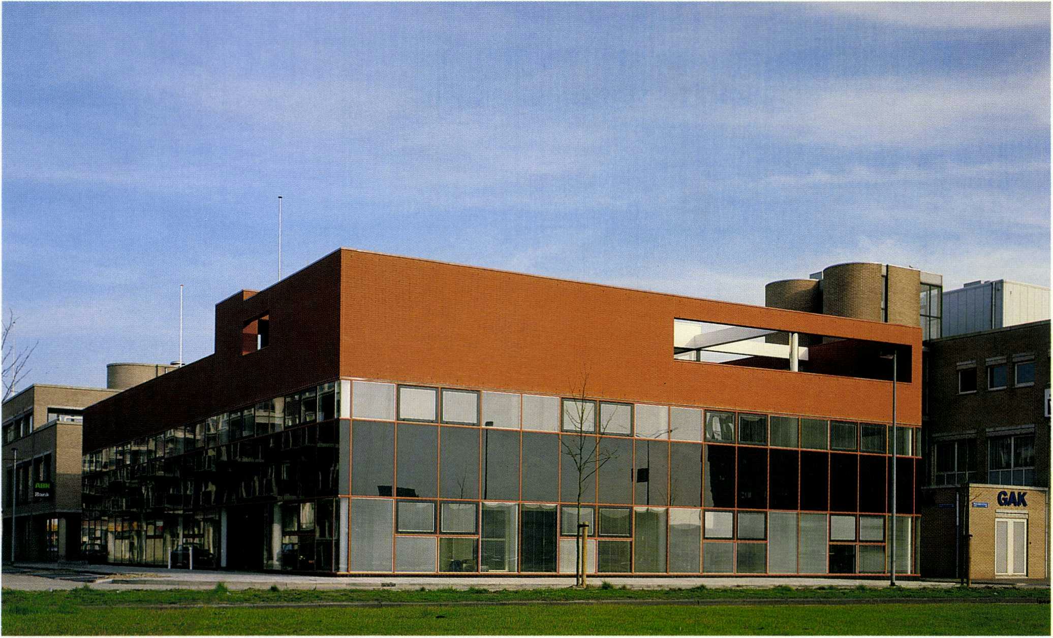 Arbeidsbureau in Almere, ontworpen door Hans Tupker. Door een extra verdieping toe te voegen wordt de straatwand gecontinueerd, (foto Van der Vlugt & Claus)