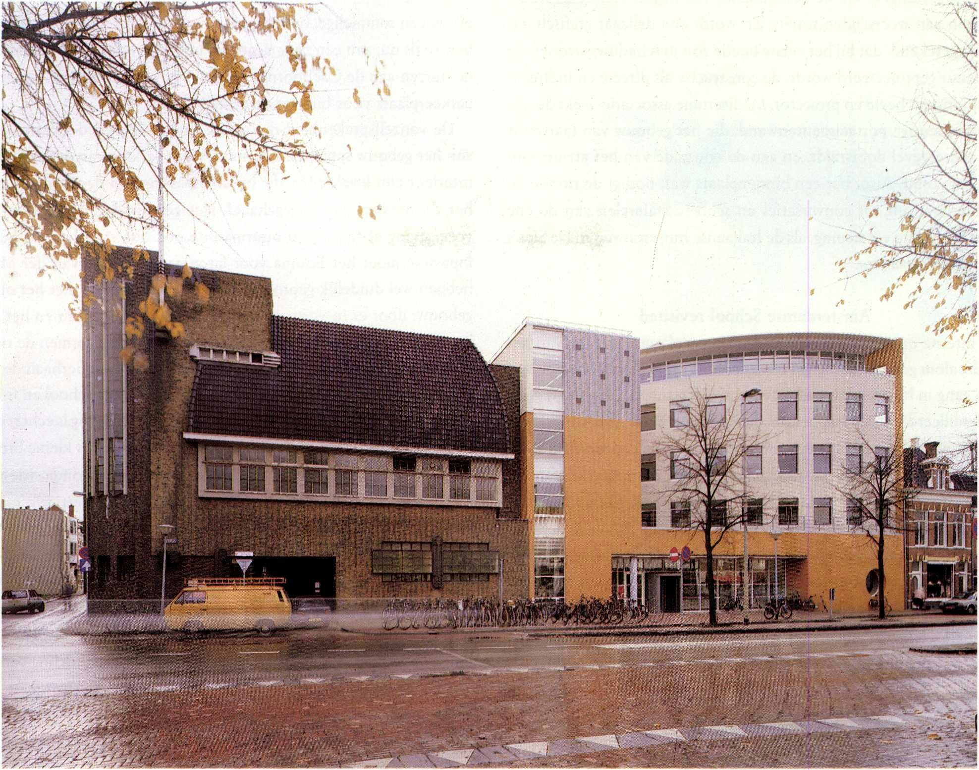 Huidige huisvesting DRO. Links het Amsterdamse School gebouw ontworpen door S. Bouma (1929). Rechts de nieuwbouw van Karelse van der Meer - Beeld Pinkster en Tahl