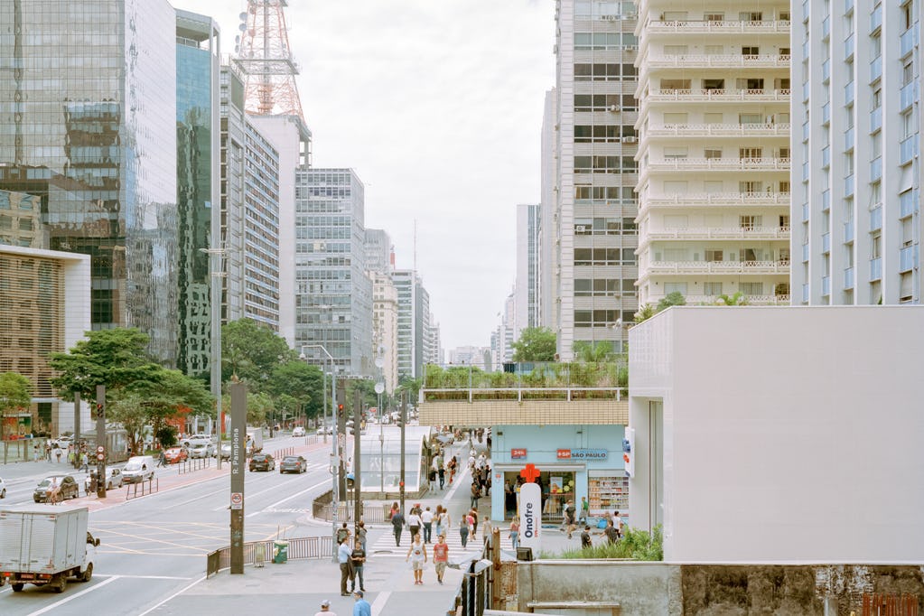 Doordeweekse dag Avenida Paulista in São Paolo. Beeld Ciro Miguel