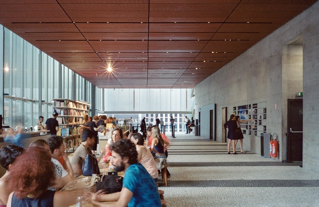 Het café en de boekhandel aan de verhoogde plaza van Instituto Moreira Salles (IMS) Paulista. Beeld Ciro Miguel