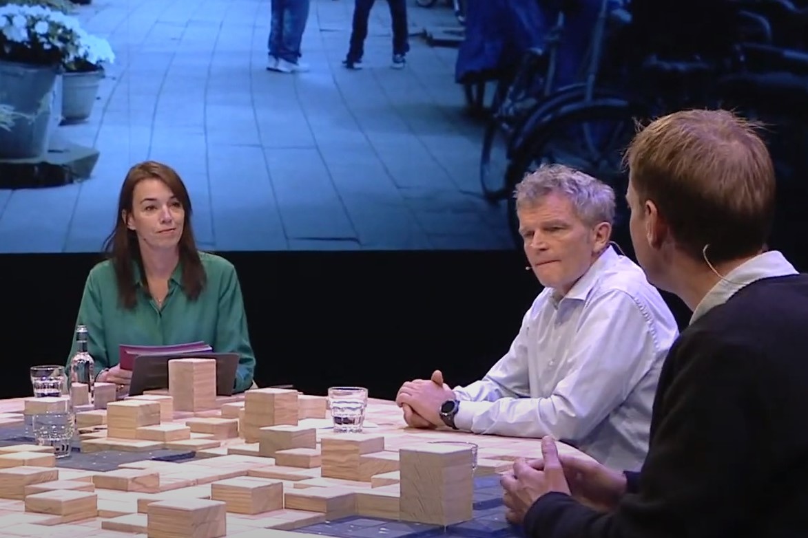 Host Liesbeth Staats, Rijksbouwmeester Floris Alkemade en Rijksadviseur Daan Zandbelt tijdens de talkshow Panorama in de praktijk van het College van Rijksadviseurs