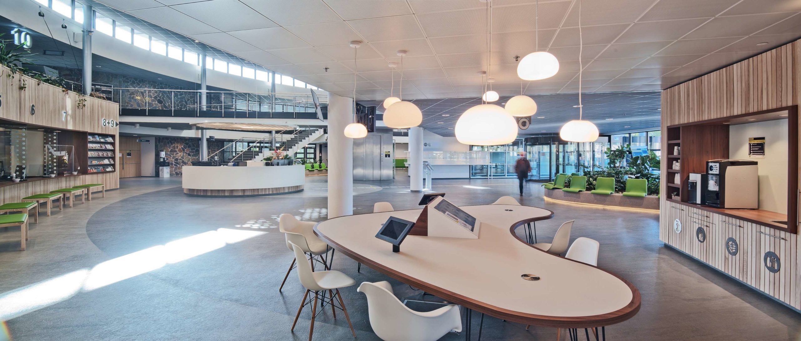 Publiekshal Gemeentehuis Moerdijk door Ibelings van Tilburg architecten. Beeld Petra Appelhof