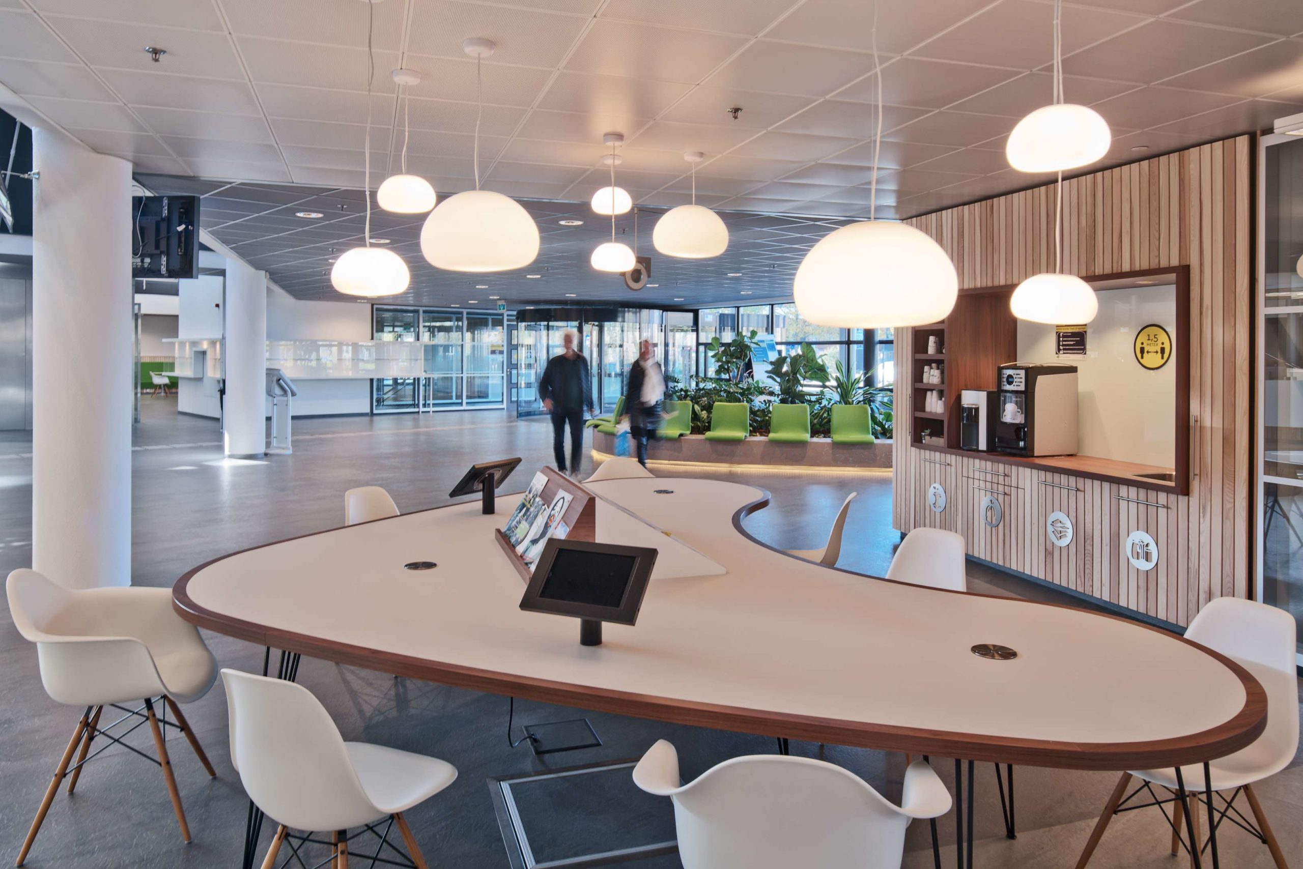 Publiekshal Gemeentehuis Moerdijk door Ibelings van Tilburg architecten. Beeld Petra Appelhof