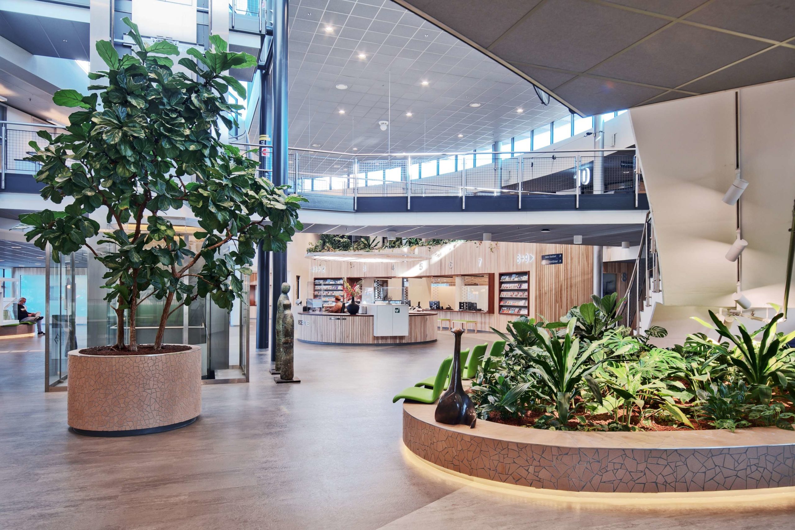 Publiekshal Gemeentehuis Moerdijk door Ibelings van Tilburg architecten. Beeld Petra Appelhof