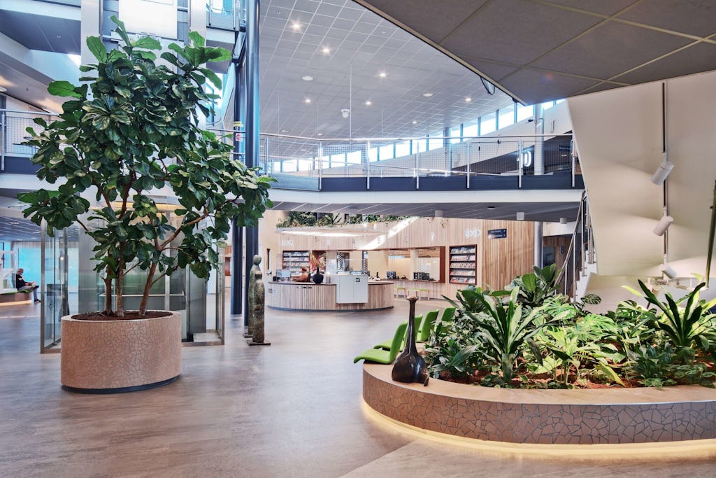 Publiekshal Gemeentehuis Moerdijk door Ibelings van Tilburg architecten. Beeld Petra Appelhof