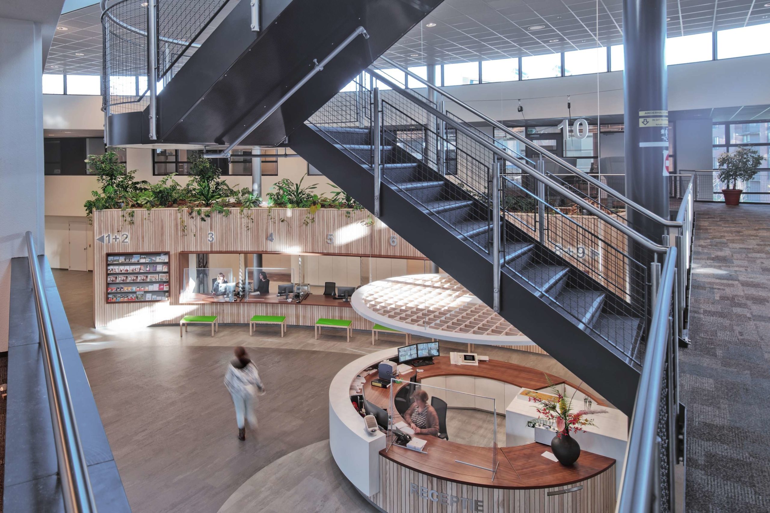 Publiekshal Gemeentehuis Moerdijk door Ibelings van Tilburg architecten. Beeld Petra Appelhof