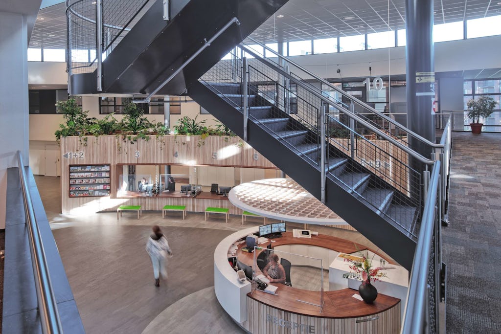 Publiekshal Gemeentehuis Moerdijk door Ibelings van Tilburg architecten. Beeld Petra Appelhof