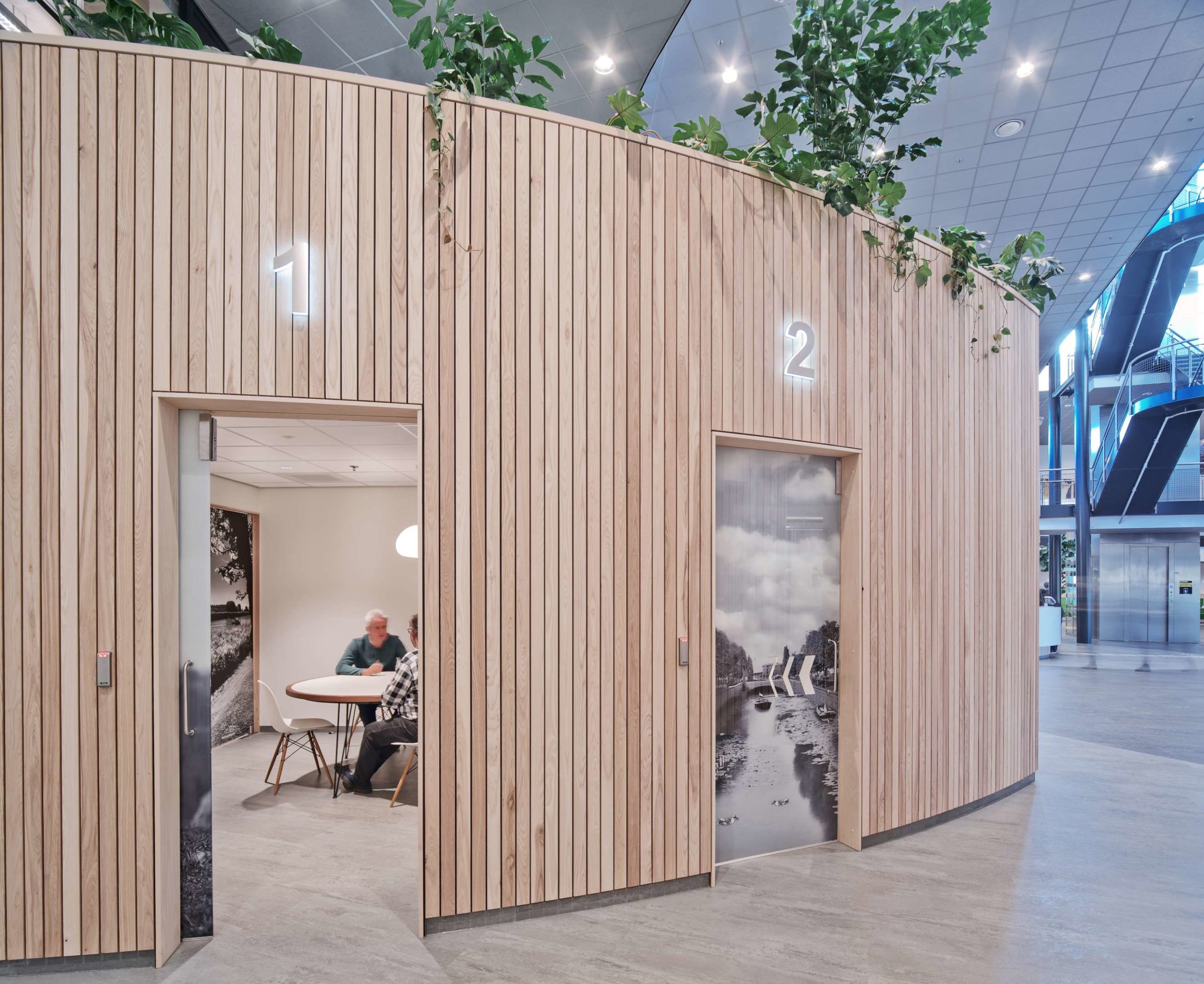 Publiekshal Gemeentehuis Moerdijk door Ibelings van Tilburg architecten. Beeld Petra Appelhof