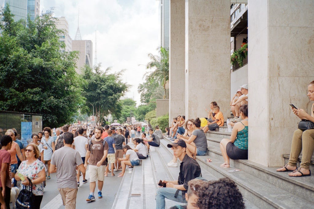 De monumentale trappen verlengen de publieke ruimte in de Gazeta 