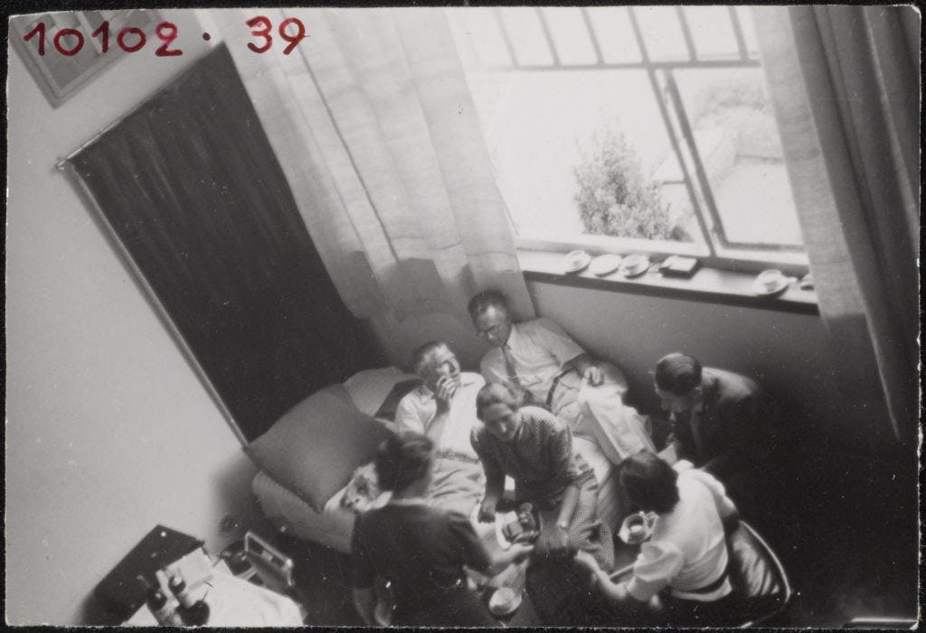 Gasten, waaronder C. van Eesteren, in de atelierwoning van Theo en Nelly van Doesburg te Meudon-Val-Fleury. Foto Piet Zwart, mogelijk genomen tijdens de CIAM conferentie in Parijs, 1937. Collectie Het Nieuwe Instituut, ZWAR ph723. Beeld Pictoright