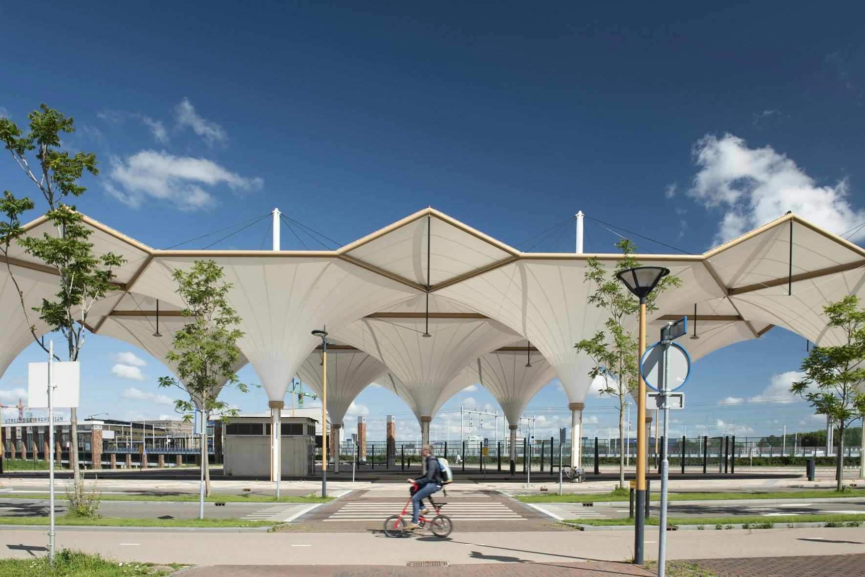 Busstation Leidsche Rijn 3 door architect Annebregje Snijders won in 2020 de Rietveldprijs