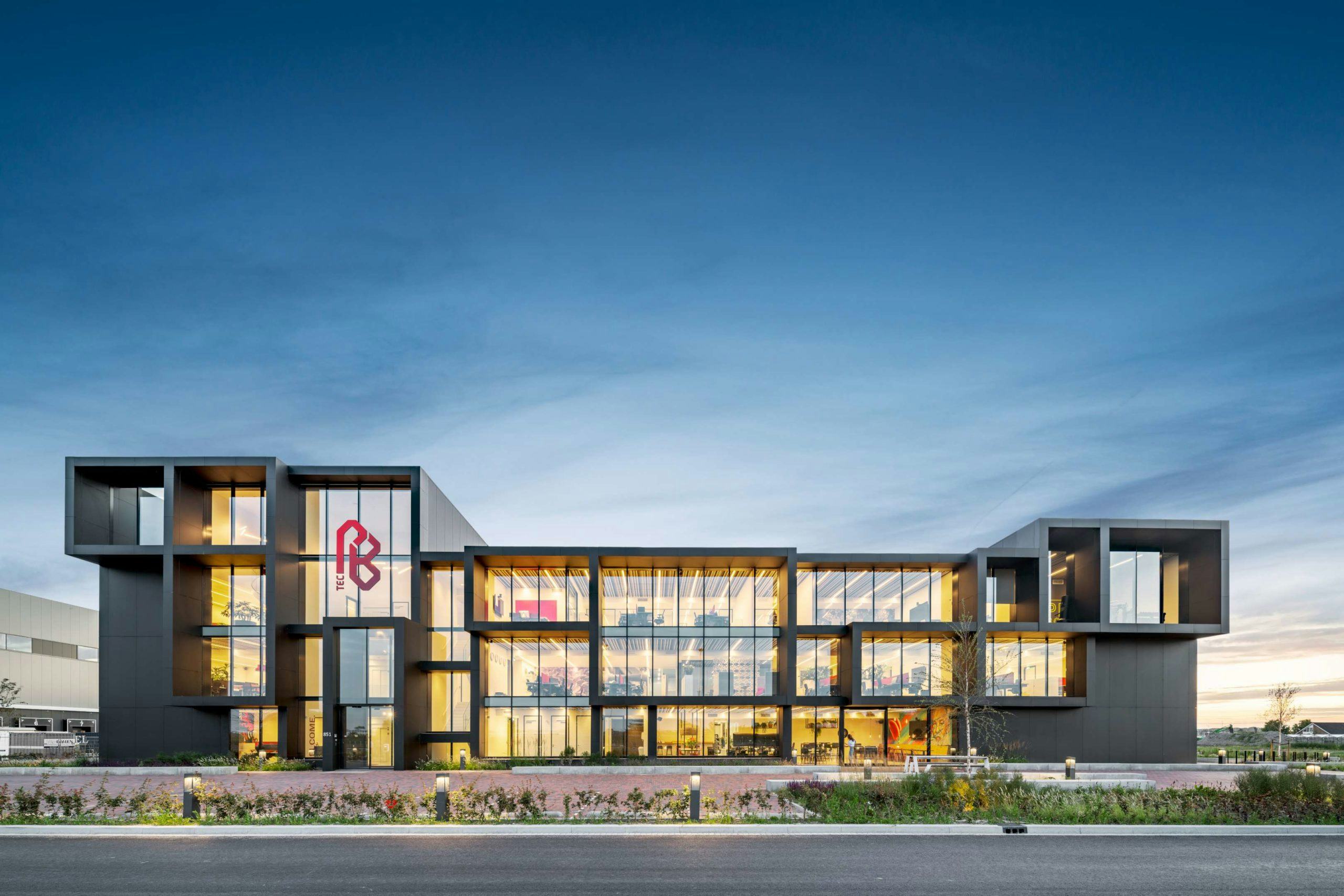 PB tec hoofdkantoor door MoederscheimMoonen Architects. Beeld Chiel de Nooyer