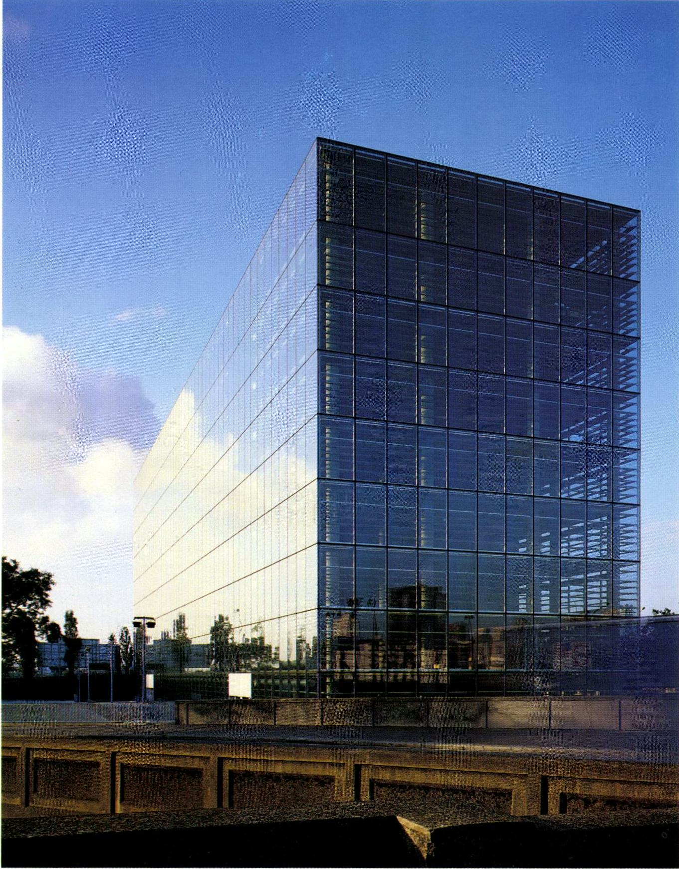 In Frankrijk zijn gebouwen met transparante gevels zeer trendy. Een topper is het bedrijfsverzamelgebouw van Perrault. Foto Hervé Abbadie