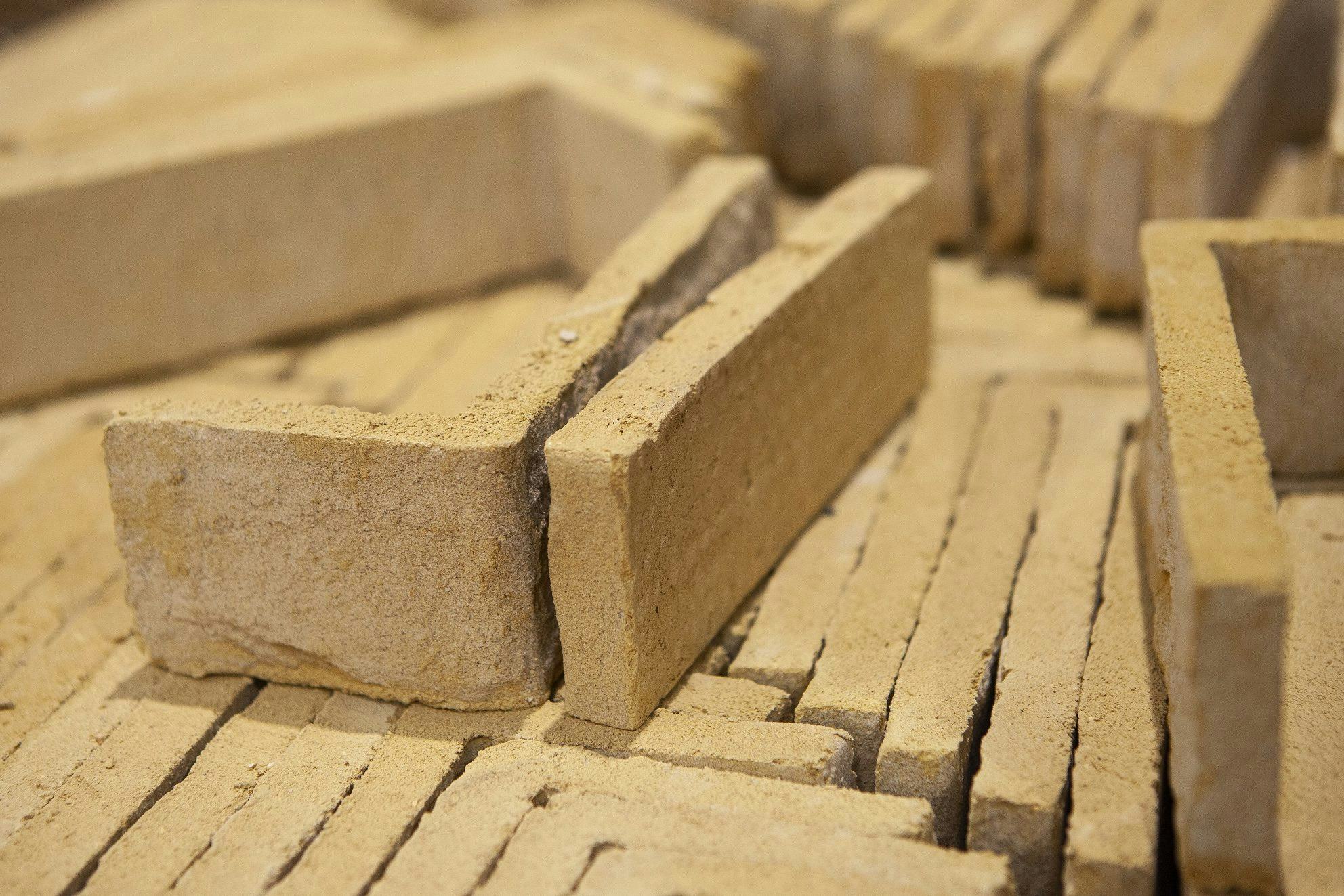 ECO-baksteenstrippen worden als strippen geproduceerd (in plaats van gezaagd uit volle steen).
Daarmee wordt 70% materiaal bespaard en ruim 50% minder energie verbruikt