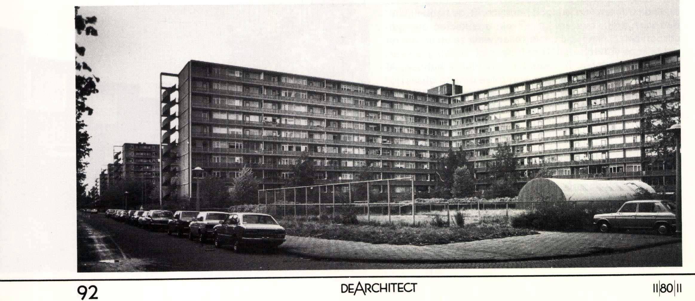 In Amsterdam Osdorp 'achter' de Sloterplas aan de Meer en Vaart, verrezen rond 1960 vijf hoogbouwblokken met elk negen woonlagen en in totaal 900 galerijwoningen naar een ontwerp van Van Gooi.