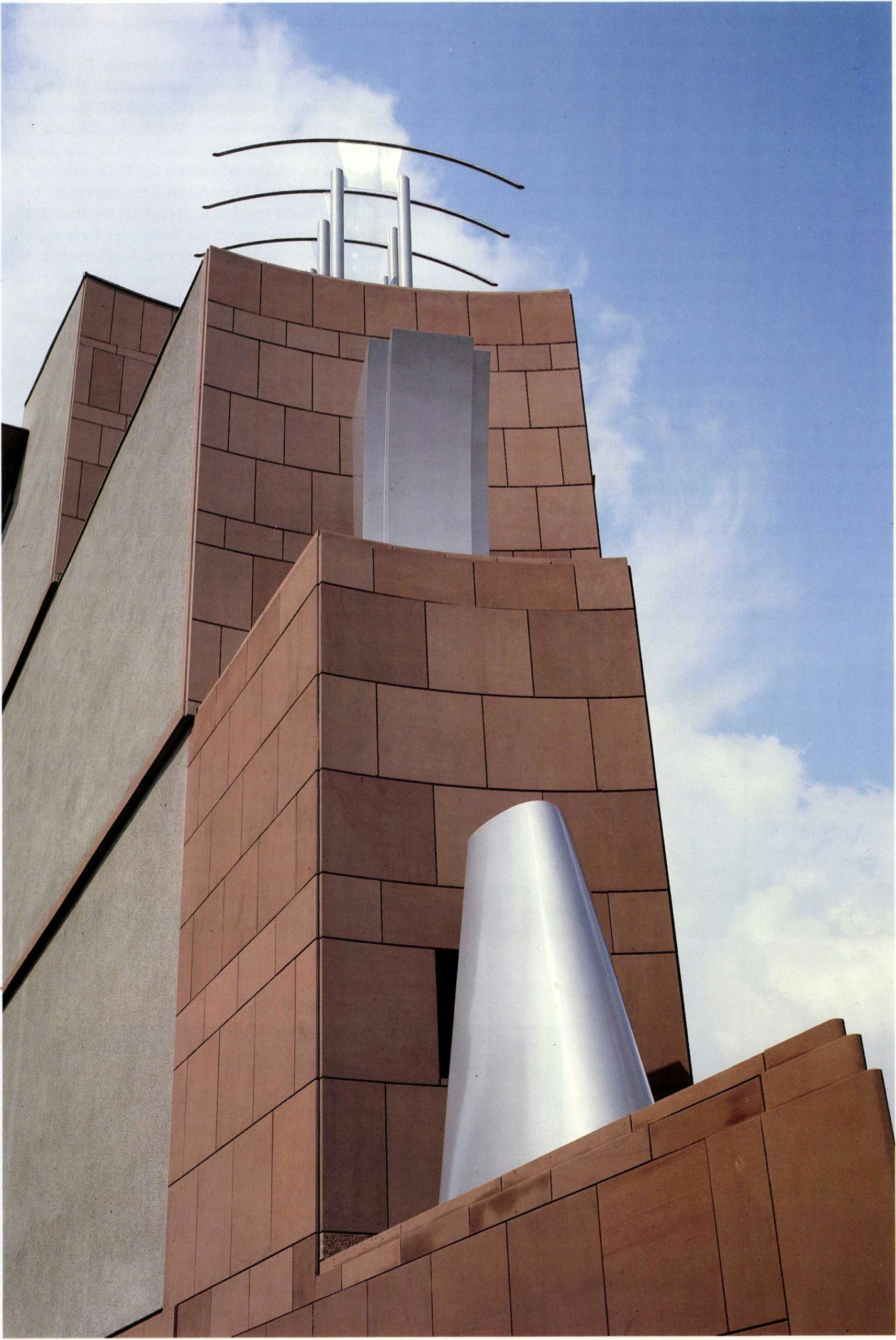 Museum voor Moderne Kunst, Frankfurt, 1983-91. Op de punt van het gebouw staan sculpturale toevoegingen die benadrukken dat het hier om een cultusgebouw gaat.
Foto: Van der Vlugt & Claus