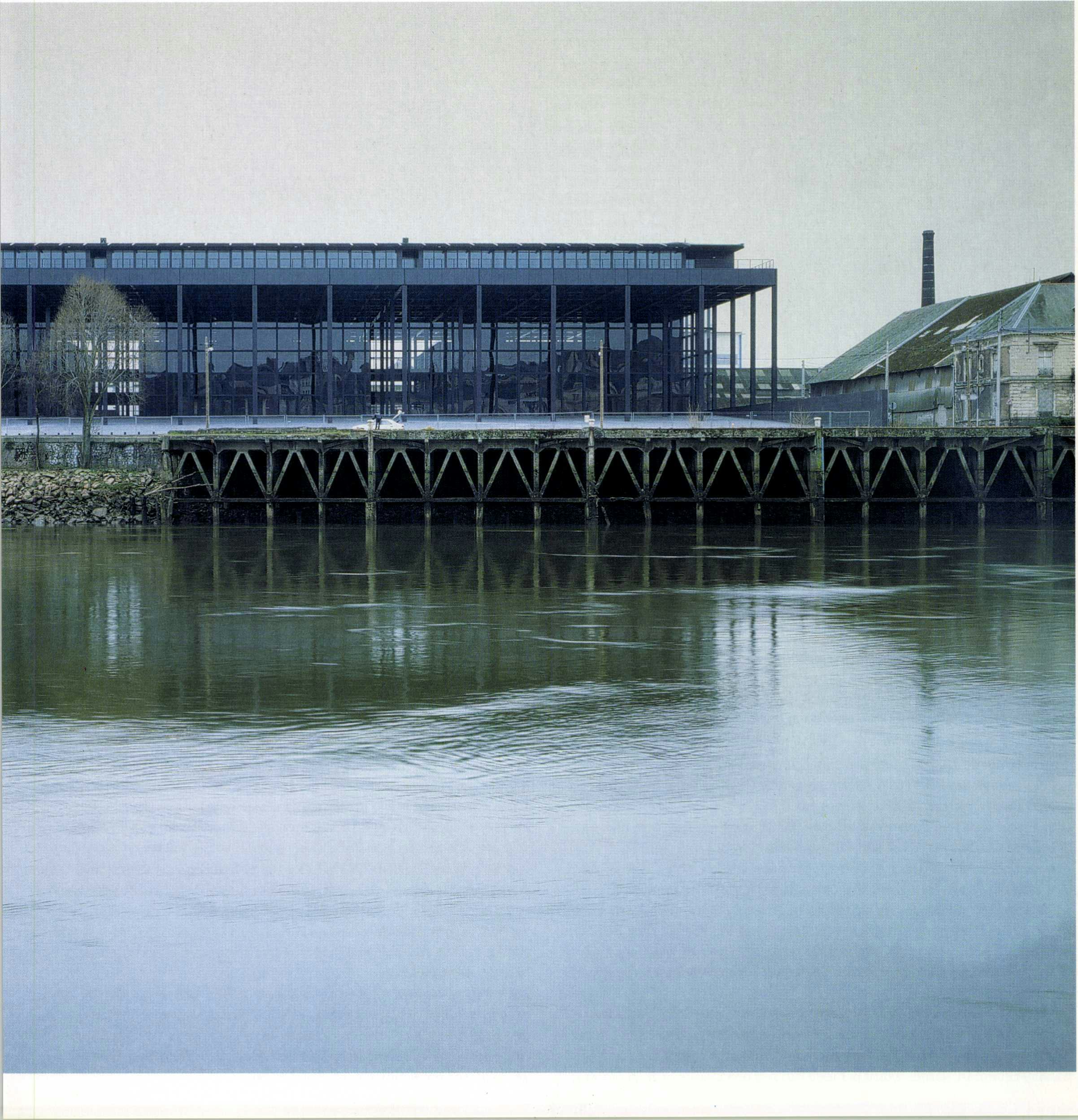 Het nieuwe gerechtshof gezien vanaf de rivier - Beeld Michel Denance/Archipress