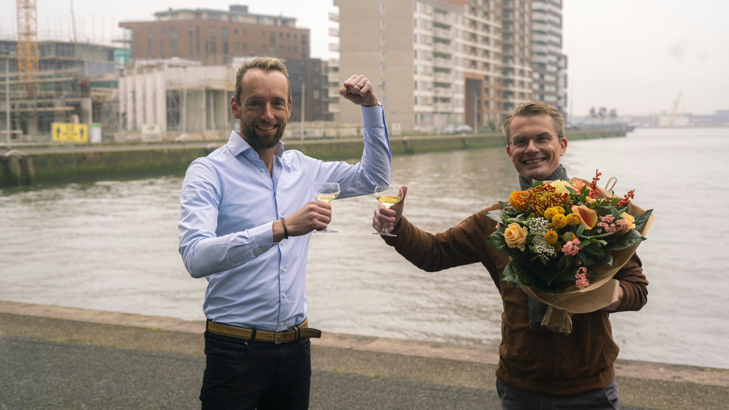 Mark Compeer en Robert Platje nemen namens Mei Architects en Planners de ARC20 Award in ontvangst