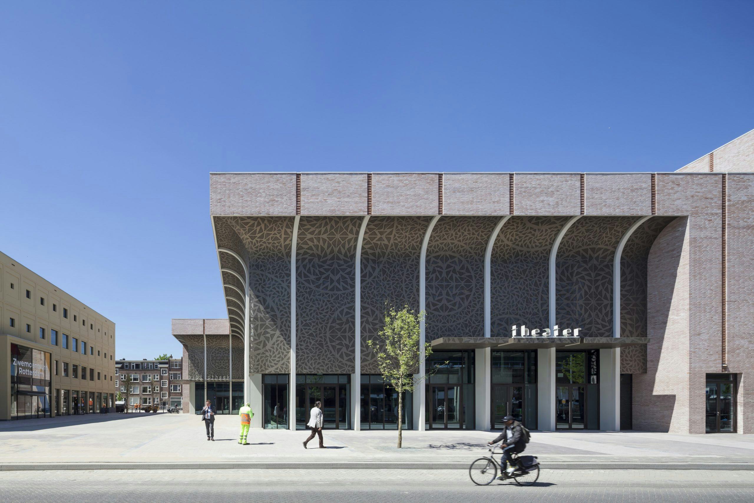 Theater Zuidplein in Rotterdam door De Zwarte Hond. Beeld Scagliola Brakkee