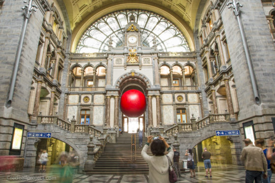 The RedBall Project van Kurt Perschke