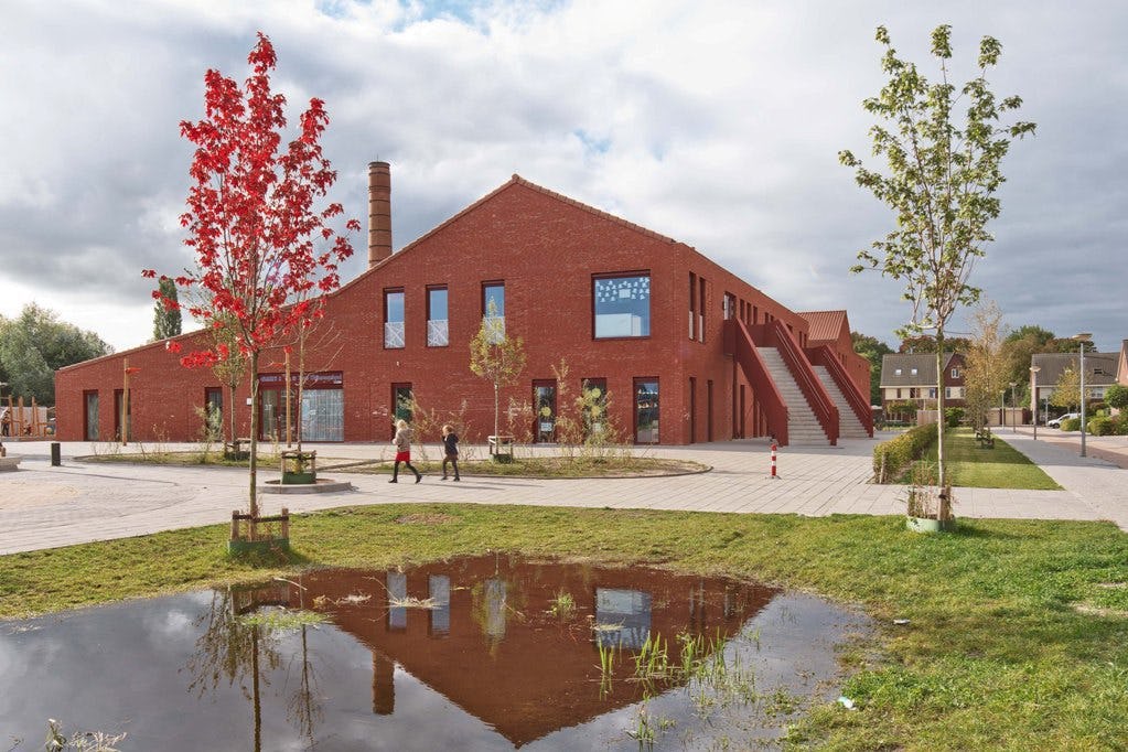 Kindcentrum Vosholen in Groningen door atelier PRO. Aarbevingbestendig,
slim en duurzaam gebouwd. Het kindcentrum heeft de verschijningsvorm van een boerenhoeve. Beeld Petra Appelhof